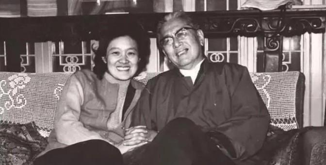 1973年，乔冠华跟女儿坦诚说，自己要迎娶章含之的时候。女儿乔松都突然爆发了：爸