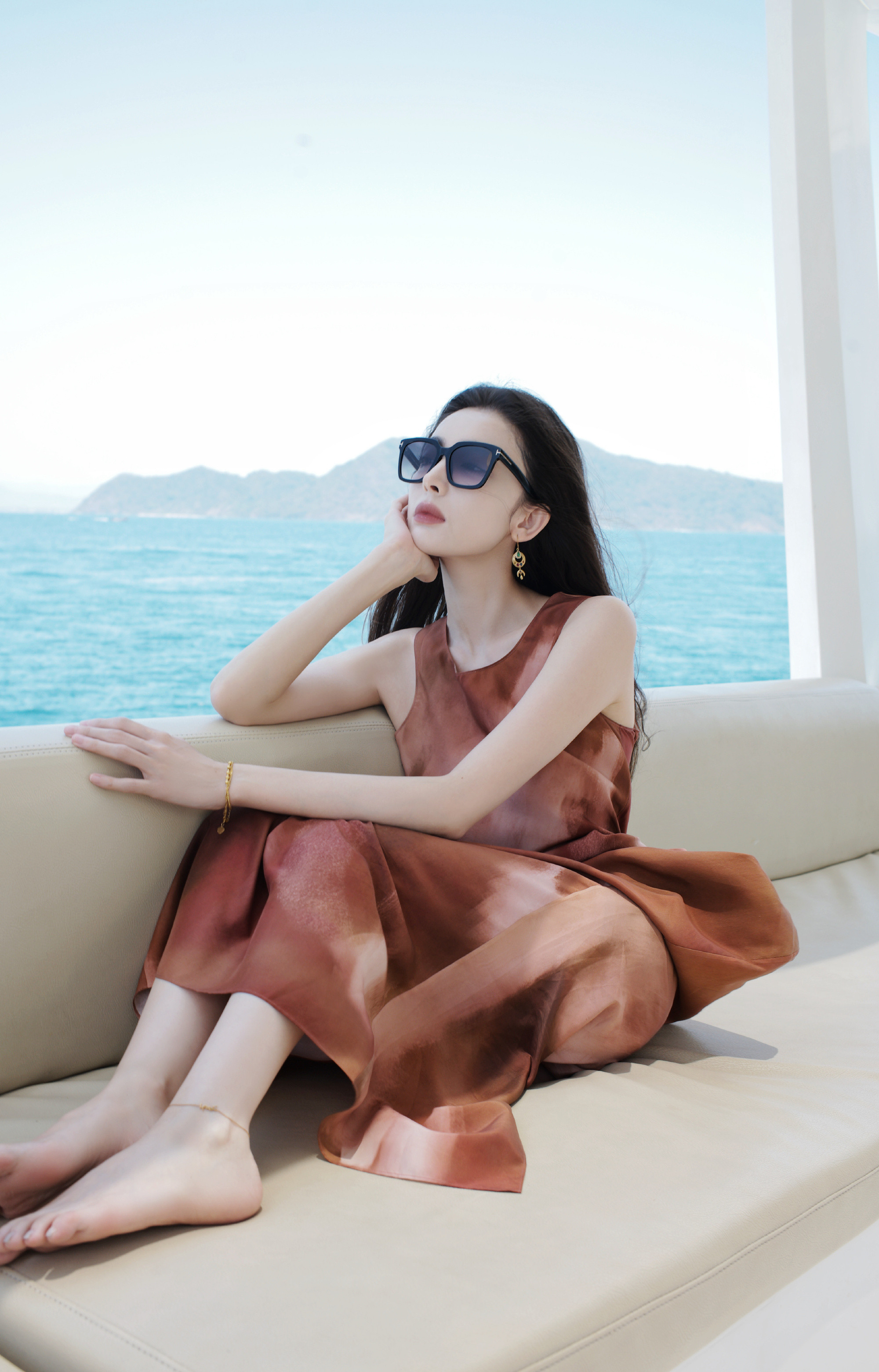 古力娜扎的一组光脚美腿造型写真，百变魅力迷人吸睛。娜扎