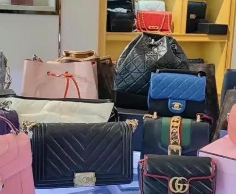 湖南长沙，女子发现自己总价值13万的名牌包包、手表在家中不翼而飞，就在女子准备报