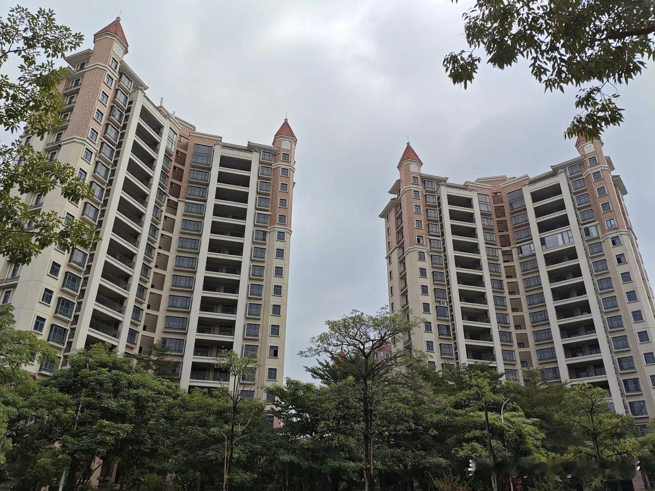 位于广州南沙蕉门河旁的逸涛雅苑小区，有两栋楼一直没什么人居住。之前还觉得挺好奇的