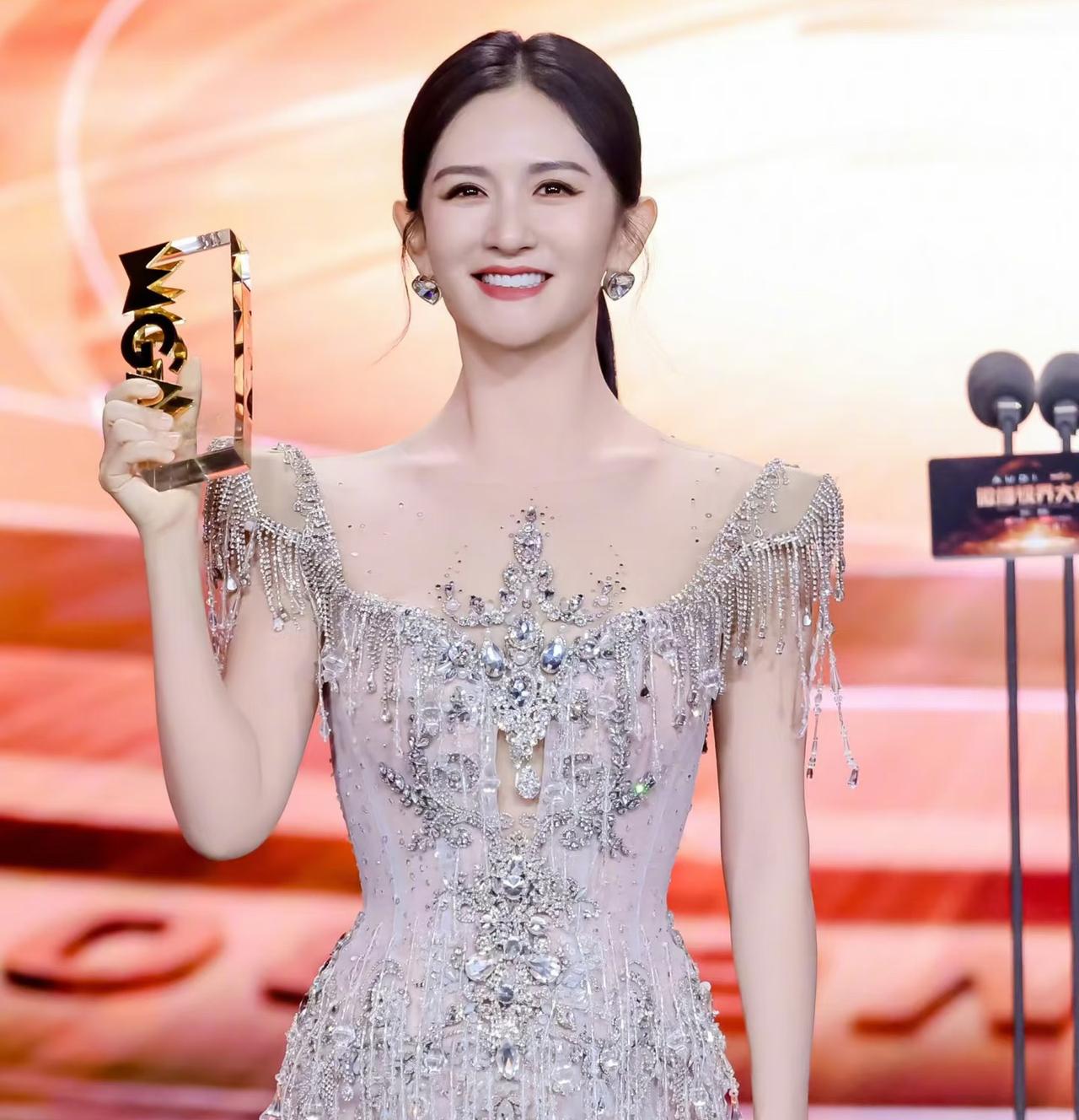 张杰估计要睡不着了不是因为工作太忙累着了也不是因为谢娜又升咖位了，而是因为谢