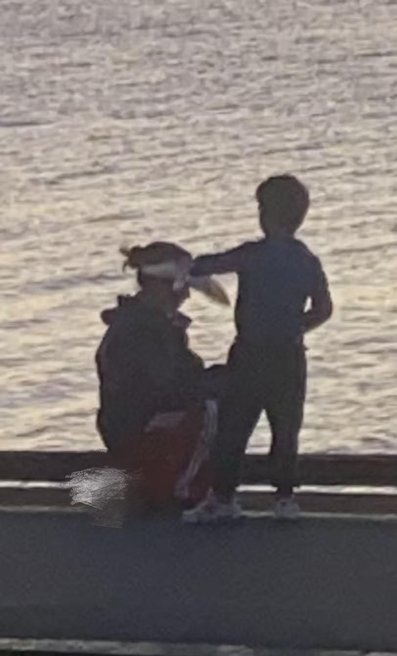 张柏芝过年带小儿子在澳洲玩耍了，小儿子背影好像Lucas小时候!2月17日，