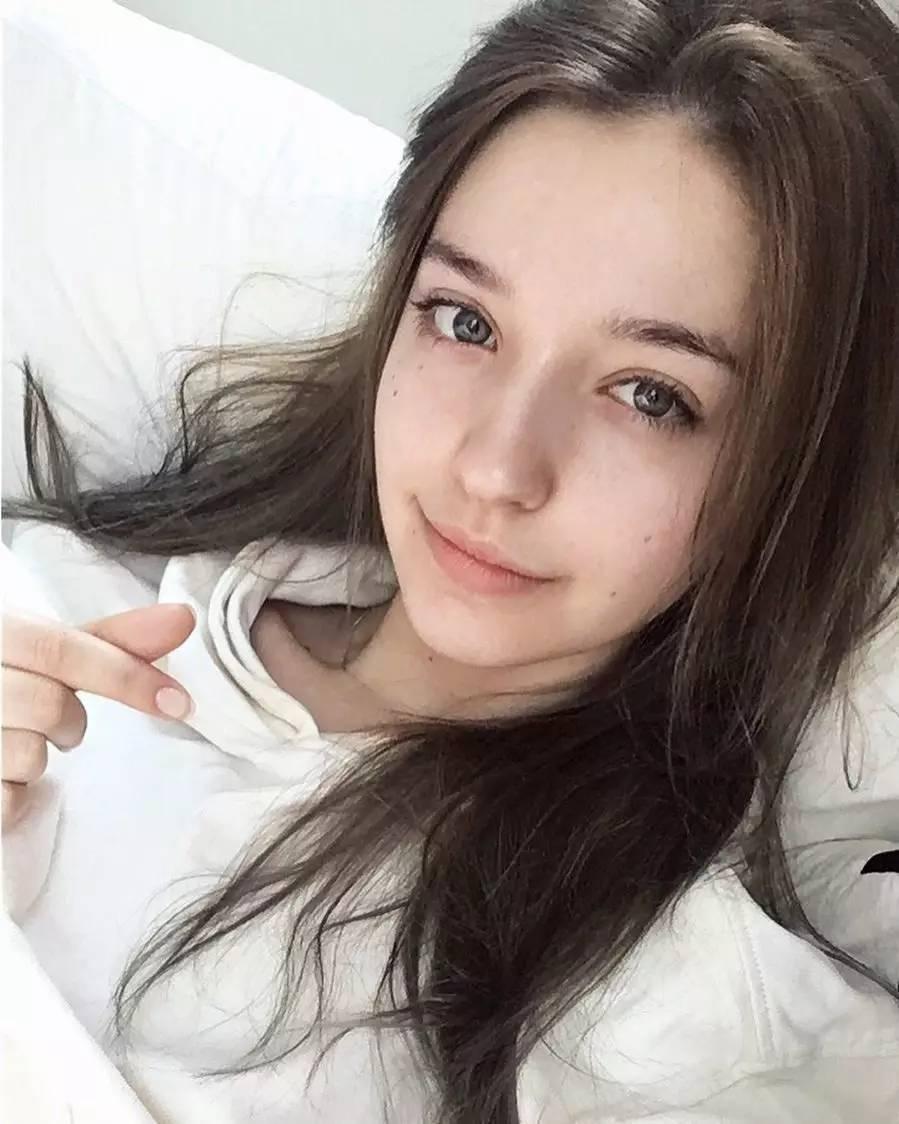 美国女孩安娜在论坛发文：中国很落后，中国人也很穷，大部分人连茶叶蛋都吃不起。没想