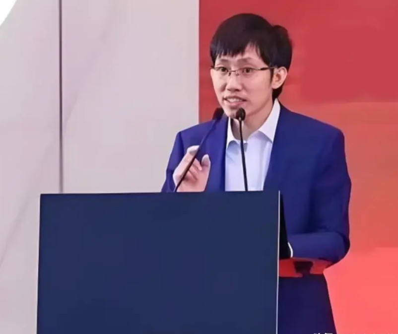 梁文锋，做这三件事令人惊呼！第一件：大学三年，只用8万元本钱炒股，赚上千万元。