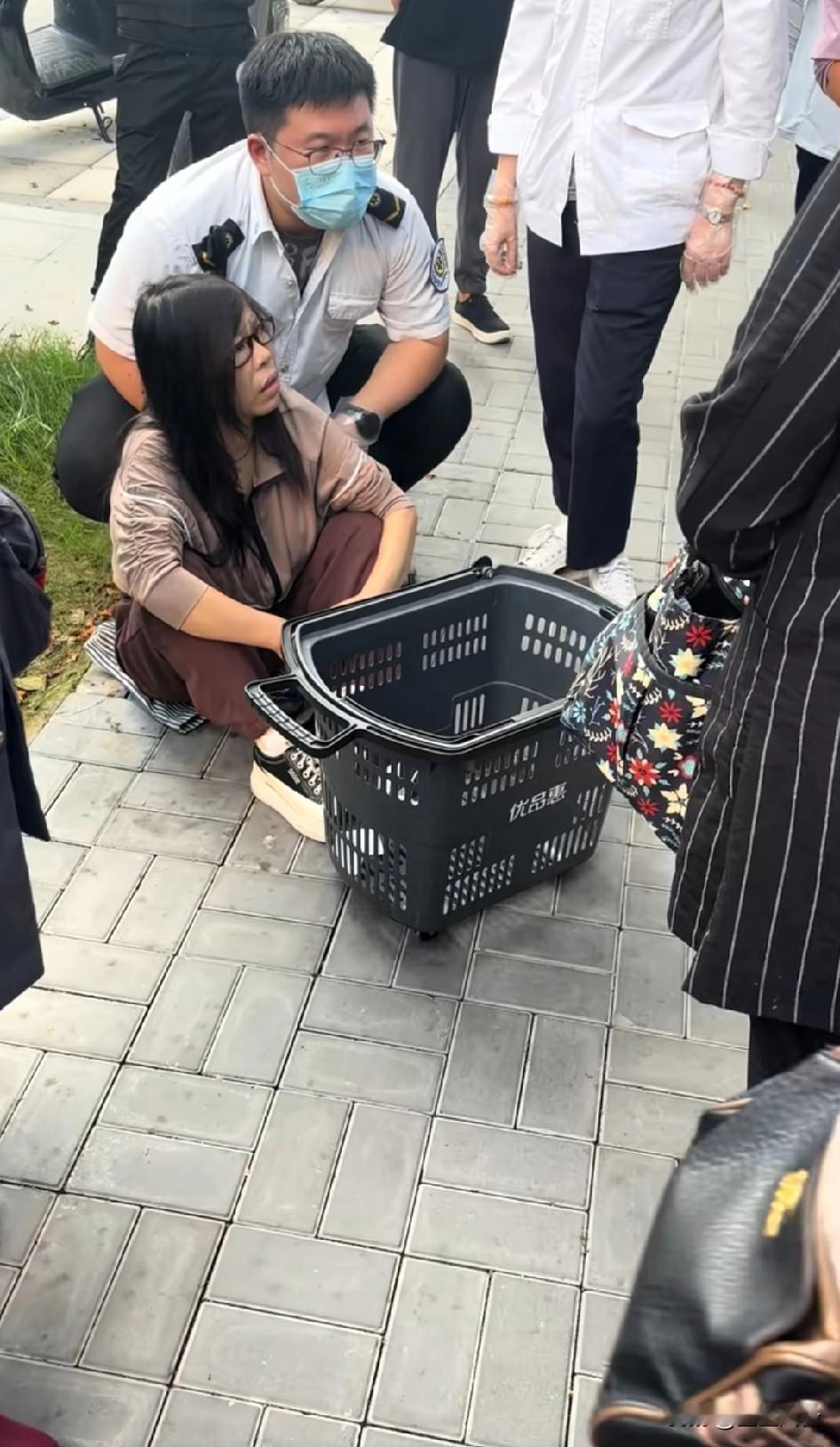 女的走在路上被男子莫名其妙打，救护车来了说什么也不肯去医院，说身无分文，做对了!
