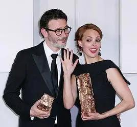 64岁的金·凯瑞近日亮相巴黎第51届凯撒电影奖，他全程用法语发表感言，致敬艺术与