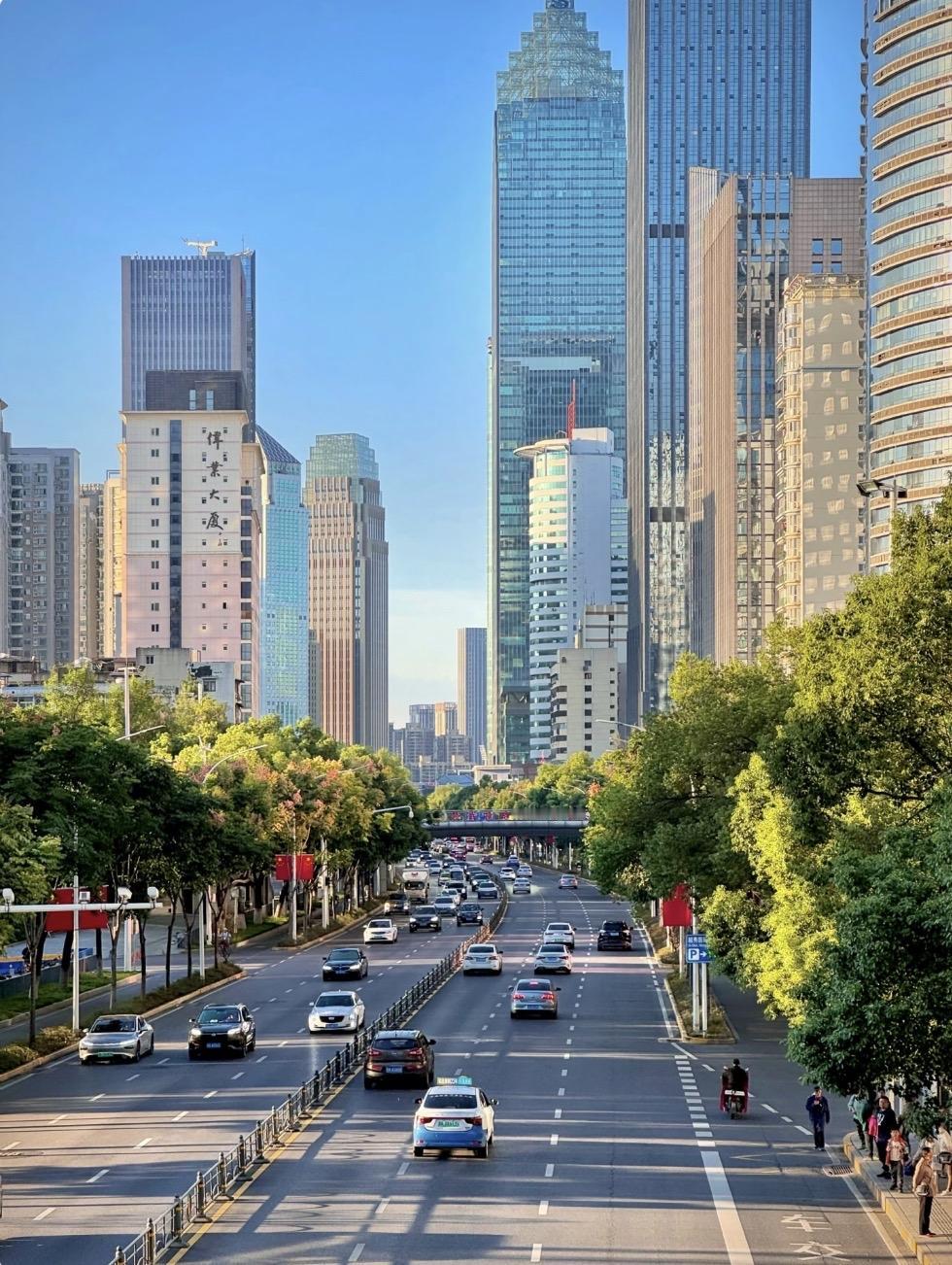 许多中外游客到上海的第一印象，就是干净。干净的代价：上海一天的城市维护账