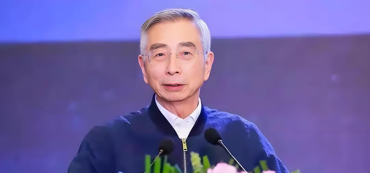 拒绝国外高薪工作，选择回国帮助国家攻克计算机芯片难题，谁料，却被踢出局，如今年过