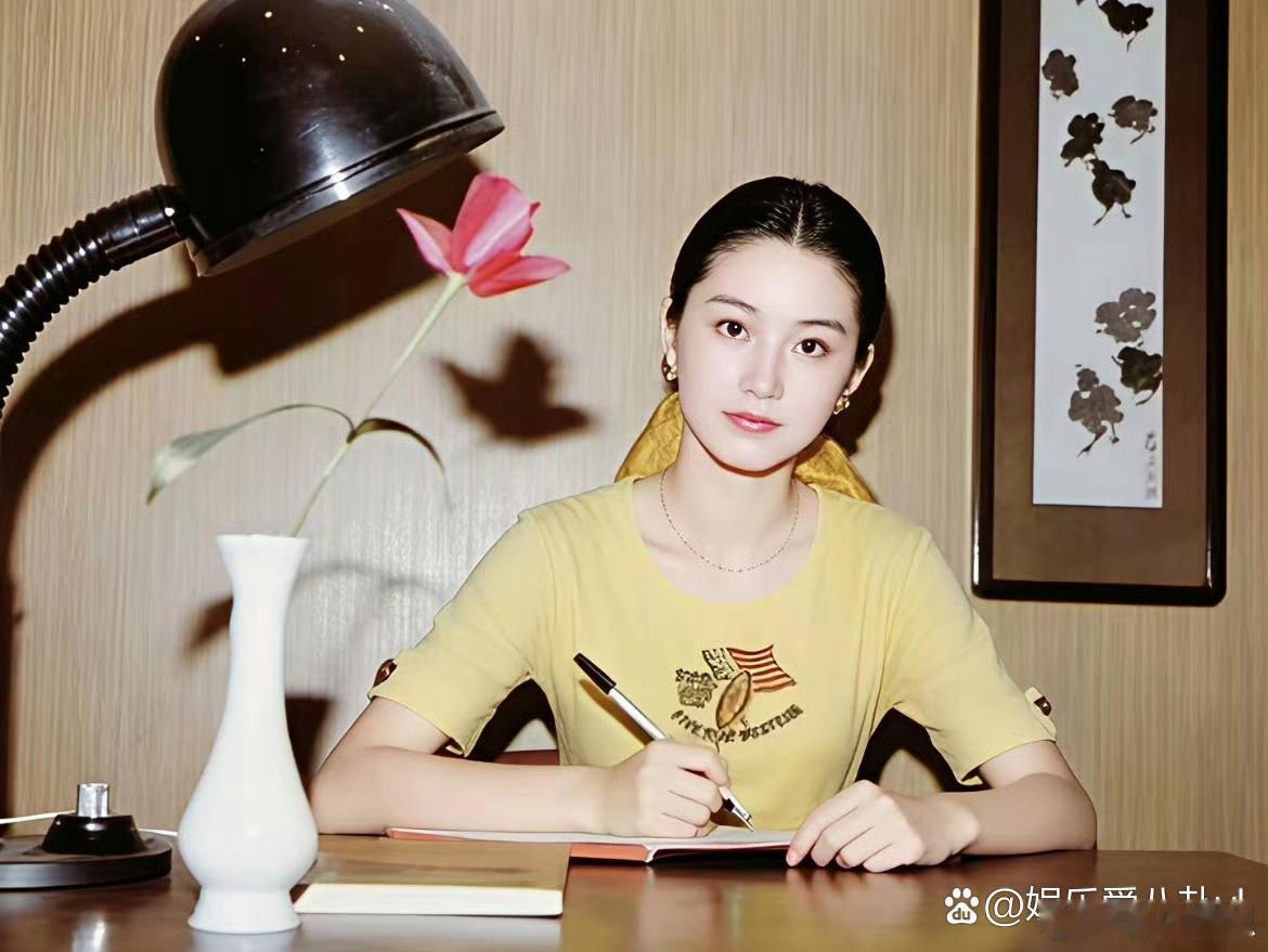 年少时的林青霞容貌惊艳，颜值出众动人心魄。