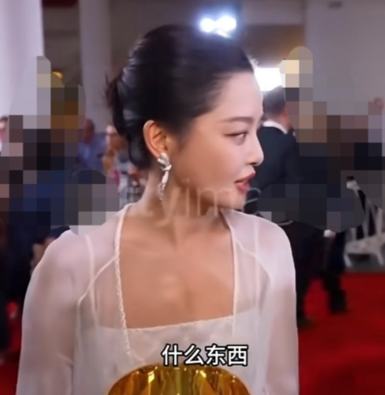 不查不知道，一查吓一跳，85后女明星里不会说英语的，还有底气回的竟然是她。