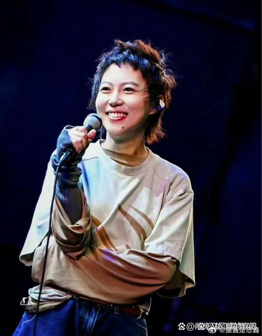胡彦斌当众问窦靖童：你妈看节目吗？全场瞬间安静了。窦靖童没躲闪，笑着回："不确定她看没看，但你们谁要