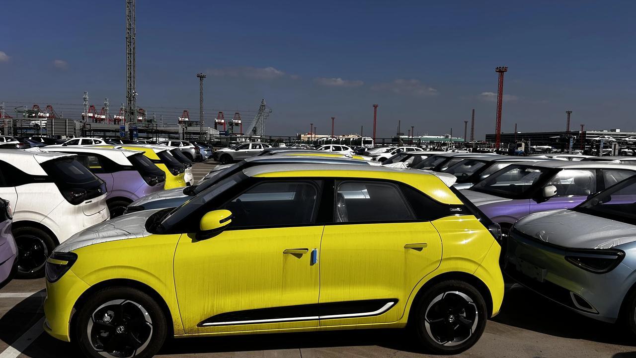 11月15日上午，由武汉长江国际贸易集团组织出口的首批DONGFENGBOX（