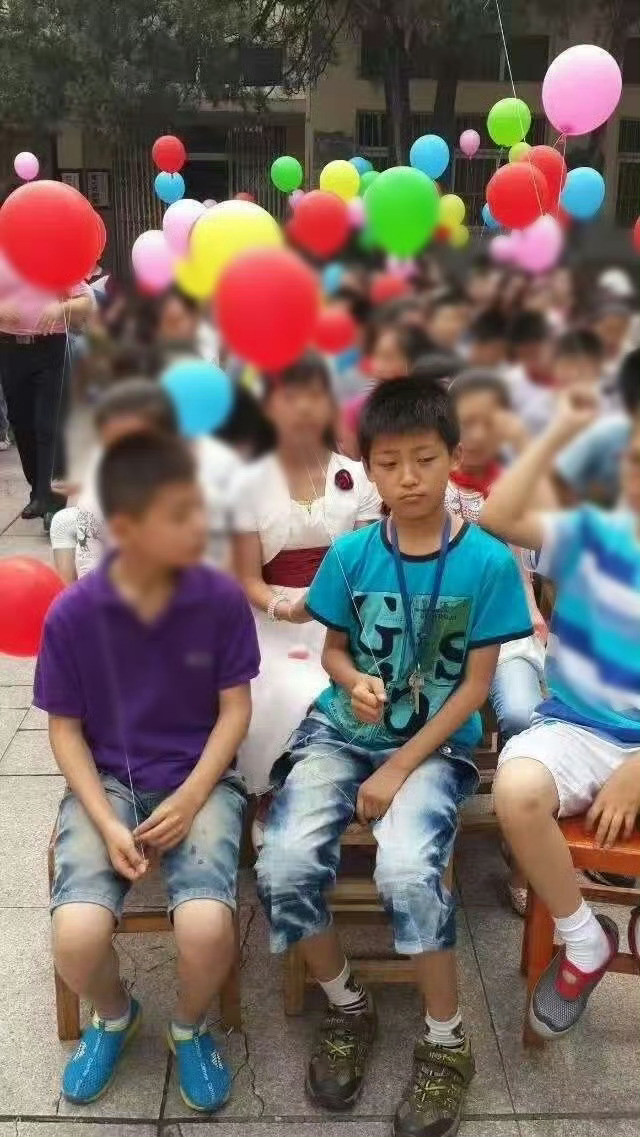梓渝小学旧照孩子的胳膊腿从小就长啊，小时候就好可爱呀​​​