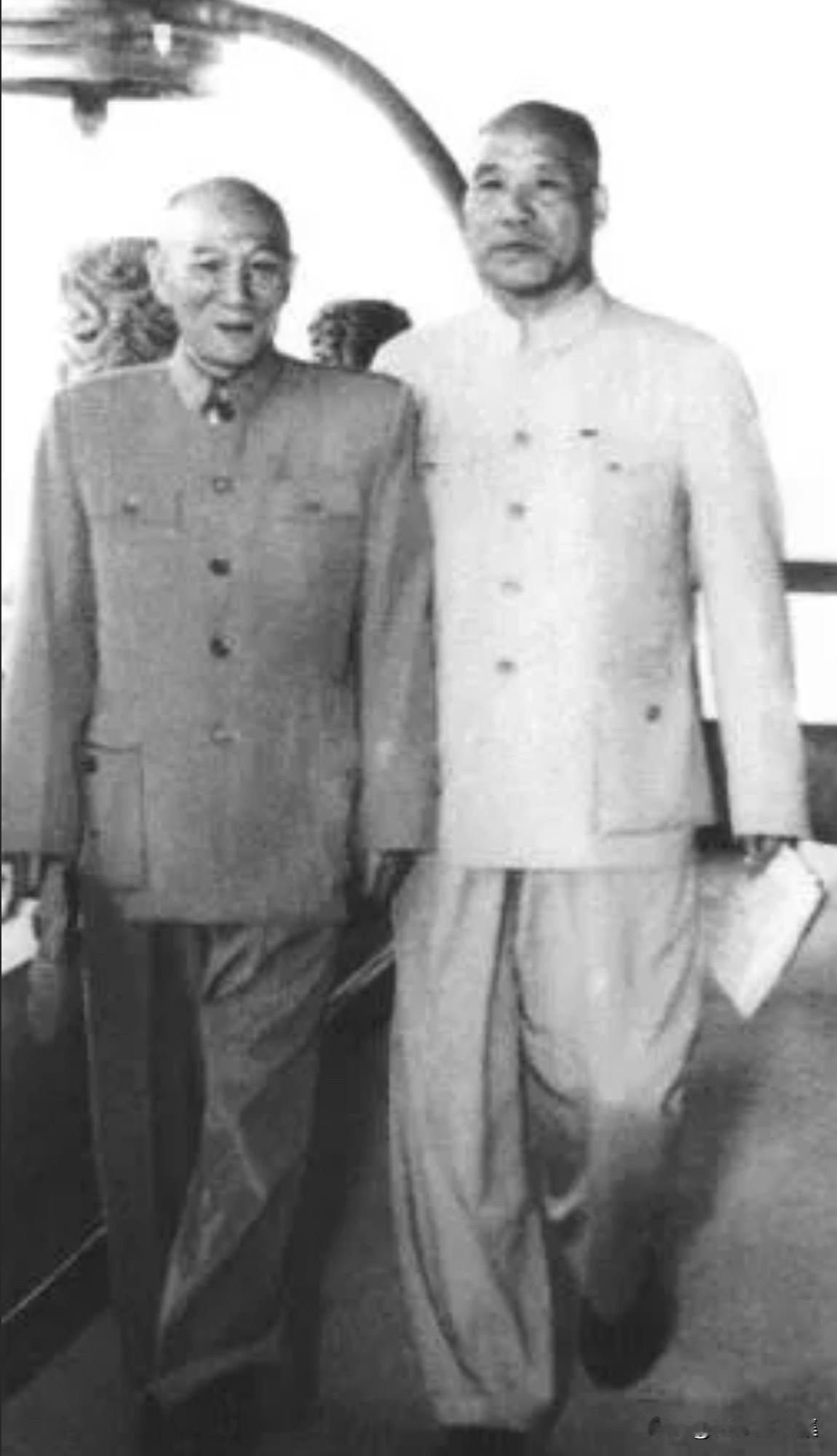 1961年9月，时任武汉大学校长李达（哲学家、理论家）与开国上将李达（军事家）在