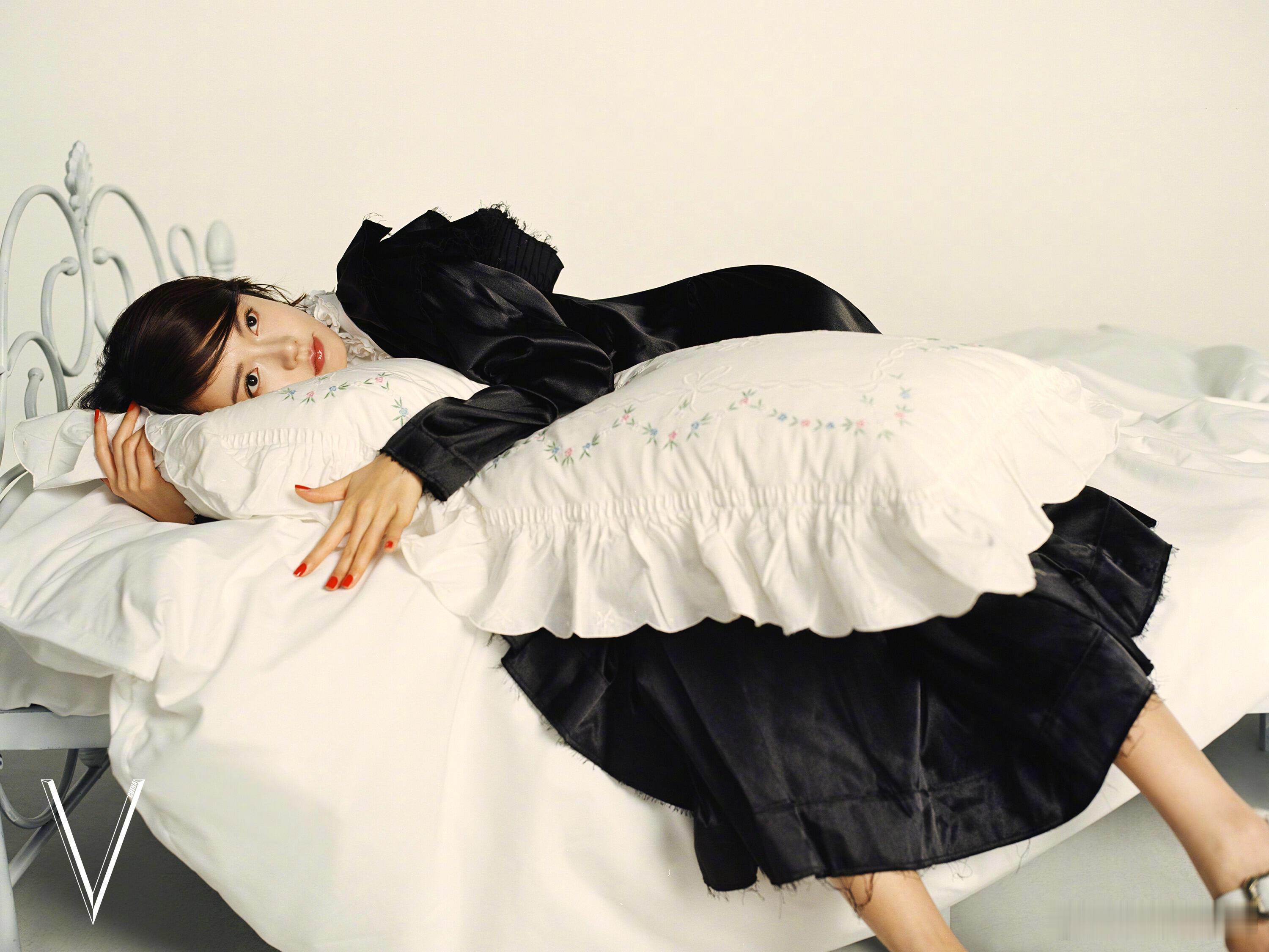 赵今麦V中文版封面，斜刘海麦麦好鬼马的洋娃娃🥰