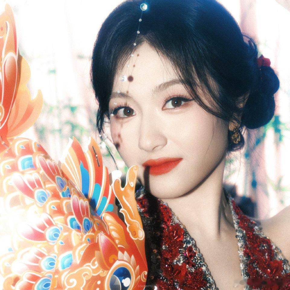 李兰迪妈妈年轻长这样笑不活又被美到！李兰迪妈妈看女儿照片直言自己年轻时同款模样