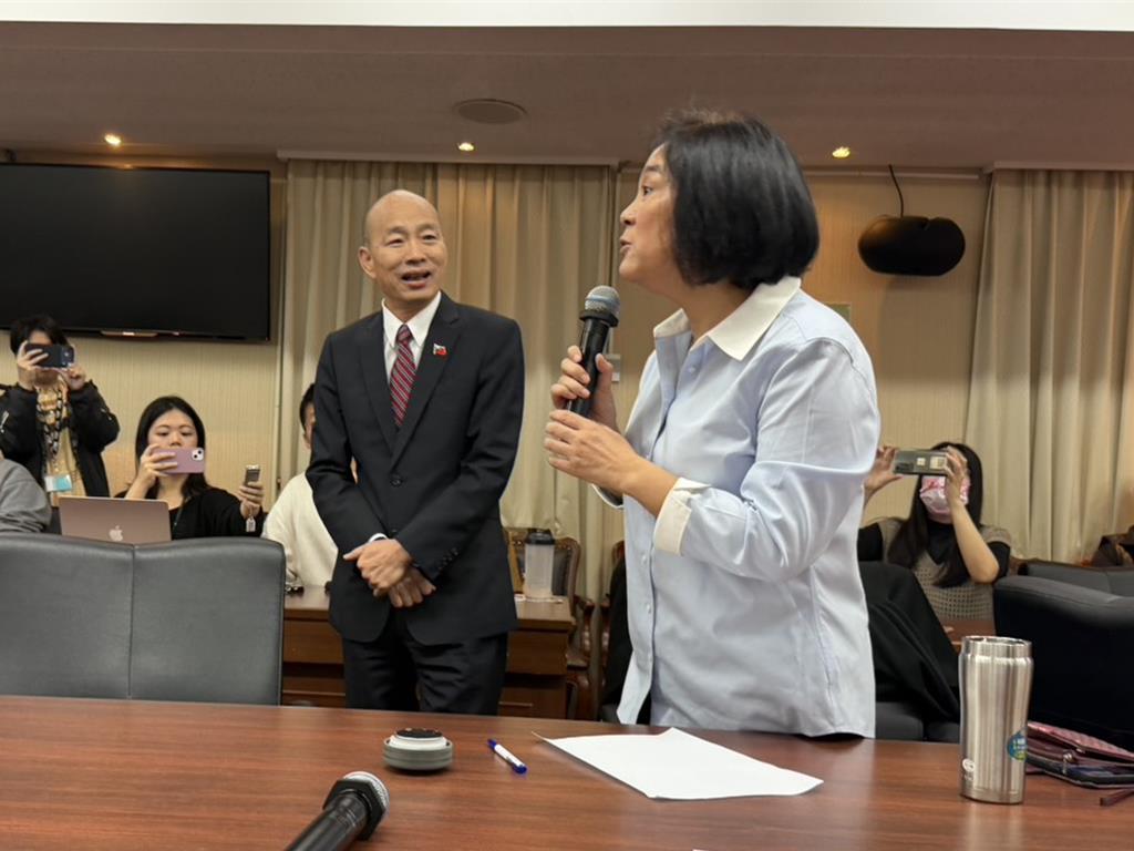 韩国瑜自曝助理出身。韩国瑜12日特别现身国民党立委陈玉珍与助理代表协商的场合致意