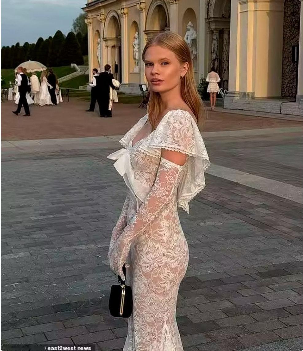 俄罗斯模特撞脸哈罗德爆红，模仿搞笑表情包，美女从抗拒到迎合