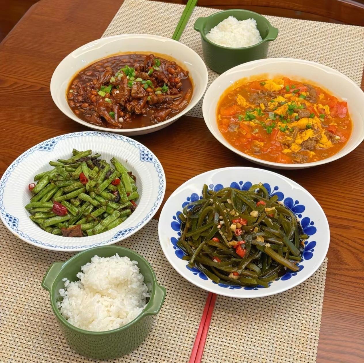 公司女领导经常在朋友圈分享家常菜，色香味俱全，搭配讲究，清爽美味。顿顿用心打