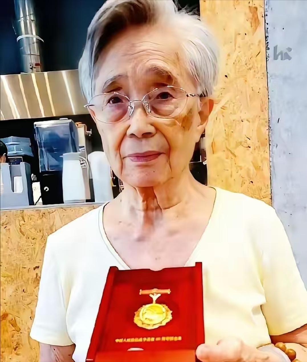 台北传来动容暖心一幕！杜聿明将军女儿杜致廉，公开了大陆寄来的抗战胜利80周年纪念