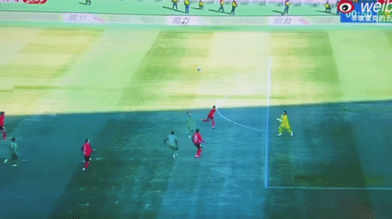 门将禁区外手球，给一张黄牌，这判罚也就在中超能出现，谁让你国安赛季前怒怼足协！就