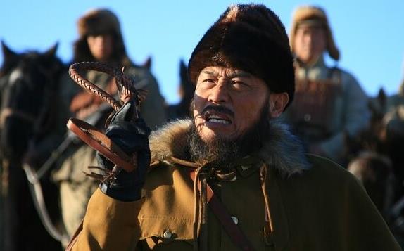 1942年，青马师长韩起功被撤职后，带着几十大车的黄金、银元、烟土等，准备回老家