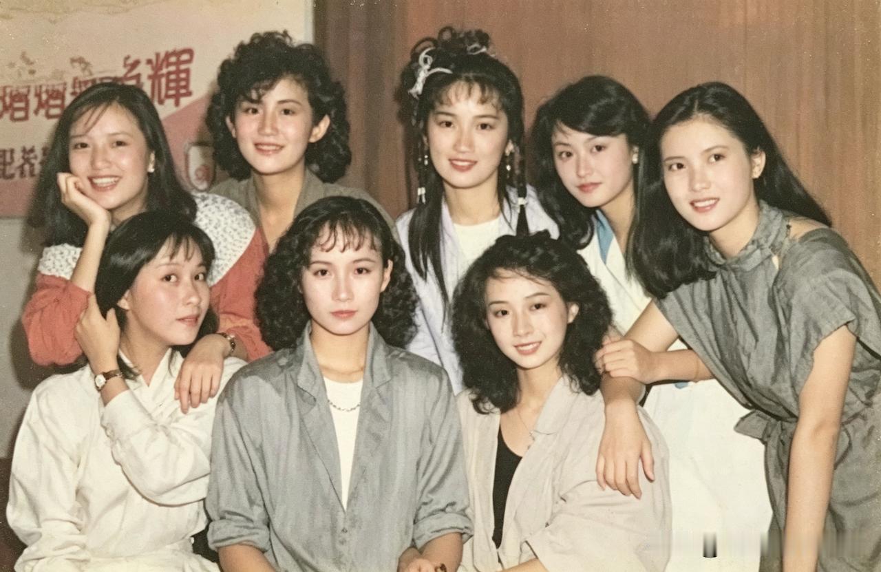 一张拍摄于上个世纪八十年代的老照片。你还能认出几位明星？