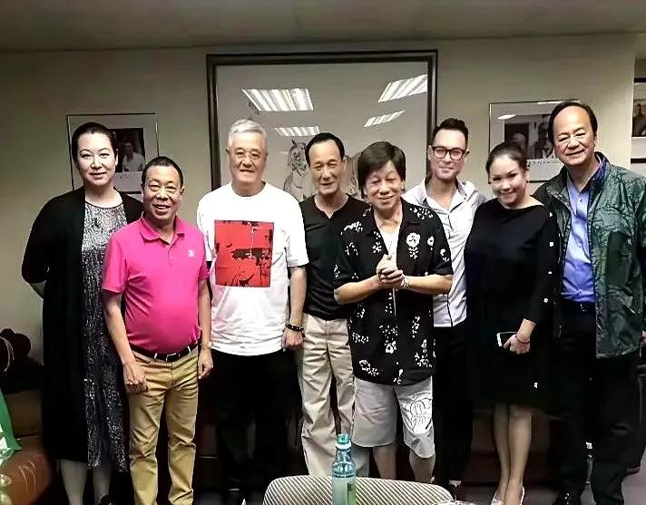 赵本山夫妇与香港老戏骨的合照：最右侧的狄龙胖瘦合度，浓眉宽额；双手交握的著名