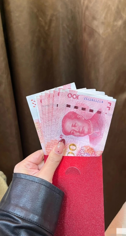 标题：母亲节给婆婆塞红包，她只拿100块还唠叨我！老妈却盼着我扛八宝粥上门