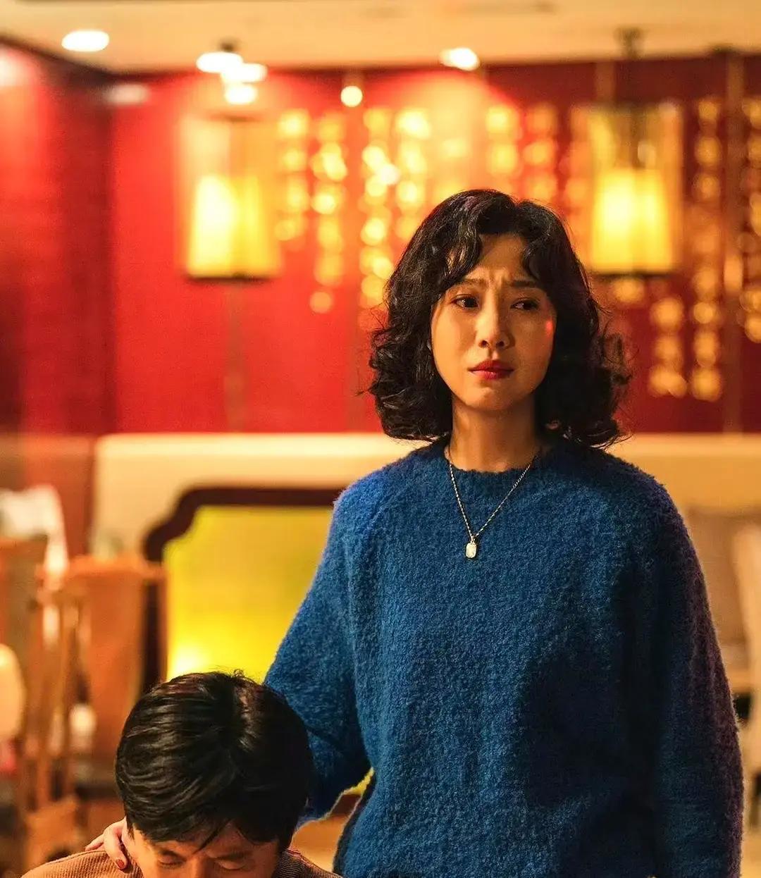 即兴一吻，收视飙破3亿那场戏原本只是夫妻吵架。郭京飞突然低头亲了王佳佳，导