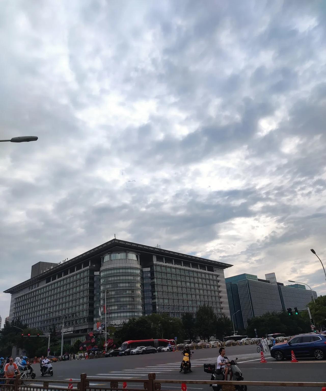 北京冷空气上线，一雨成秋！一场秋雨一场寒，雨后温度直线下降，降温幅度大。今天白