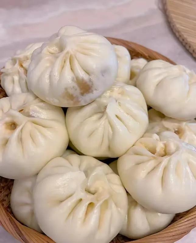 一斤面粉加一斤猪肉才14块，能做出20多个肉包子，平均一个7毛钱，这性价比简直逆