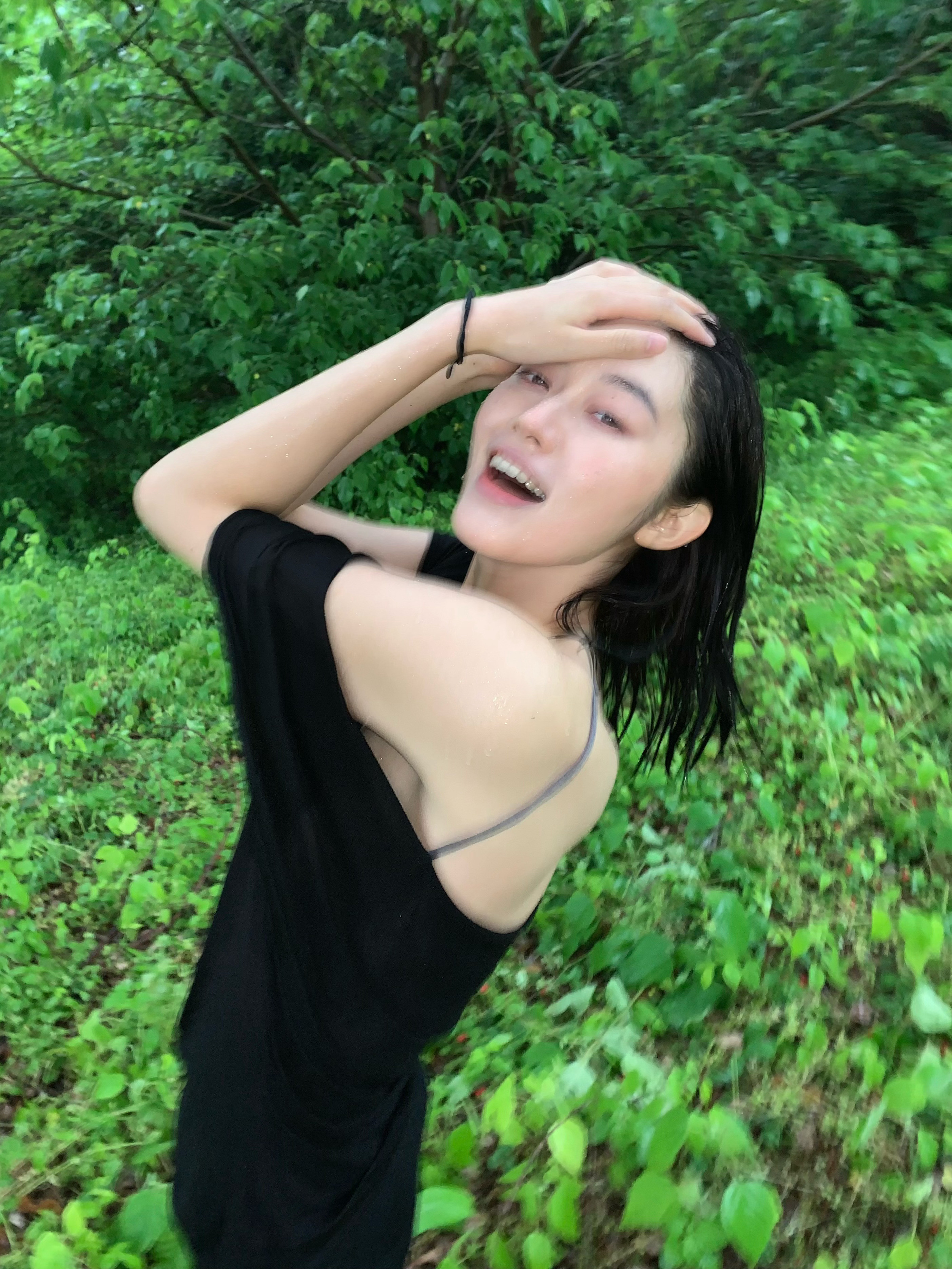 有人困在雨中有人在雨中撒欢​​​