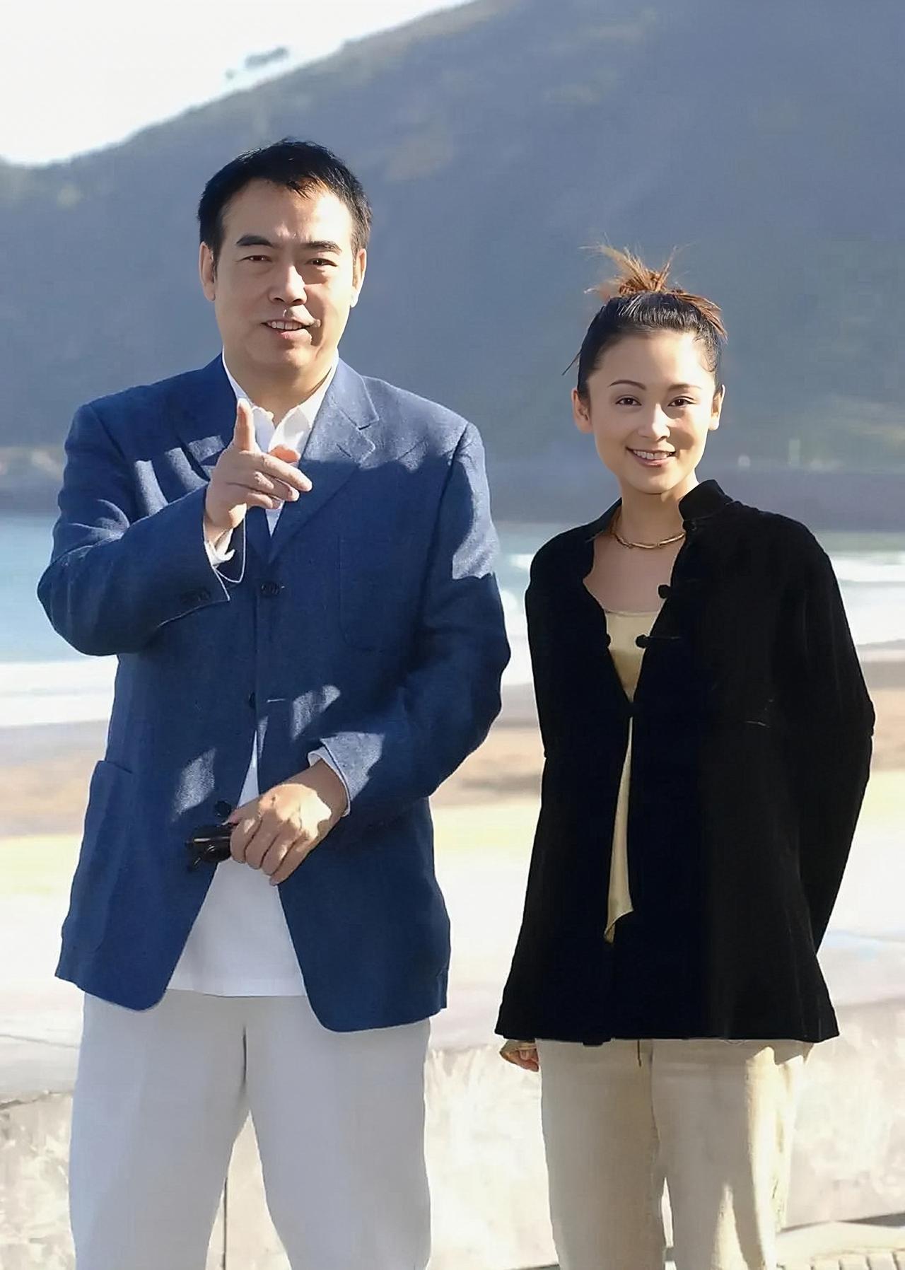 陈凯歌与陈红古早合影，陈凯歌带着陈红到海边游玩，陈红真的好开心啊。陈凯歌是知