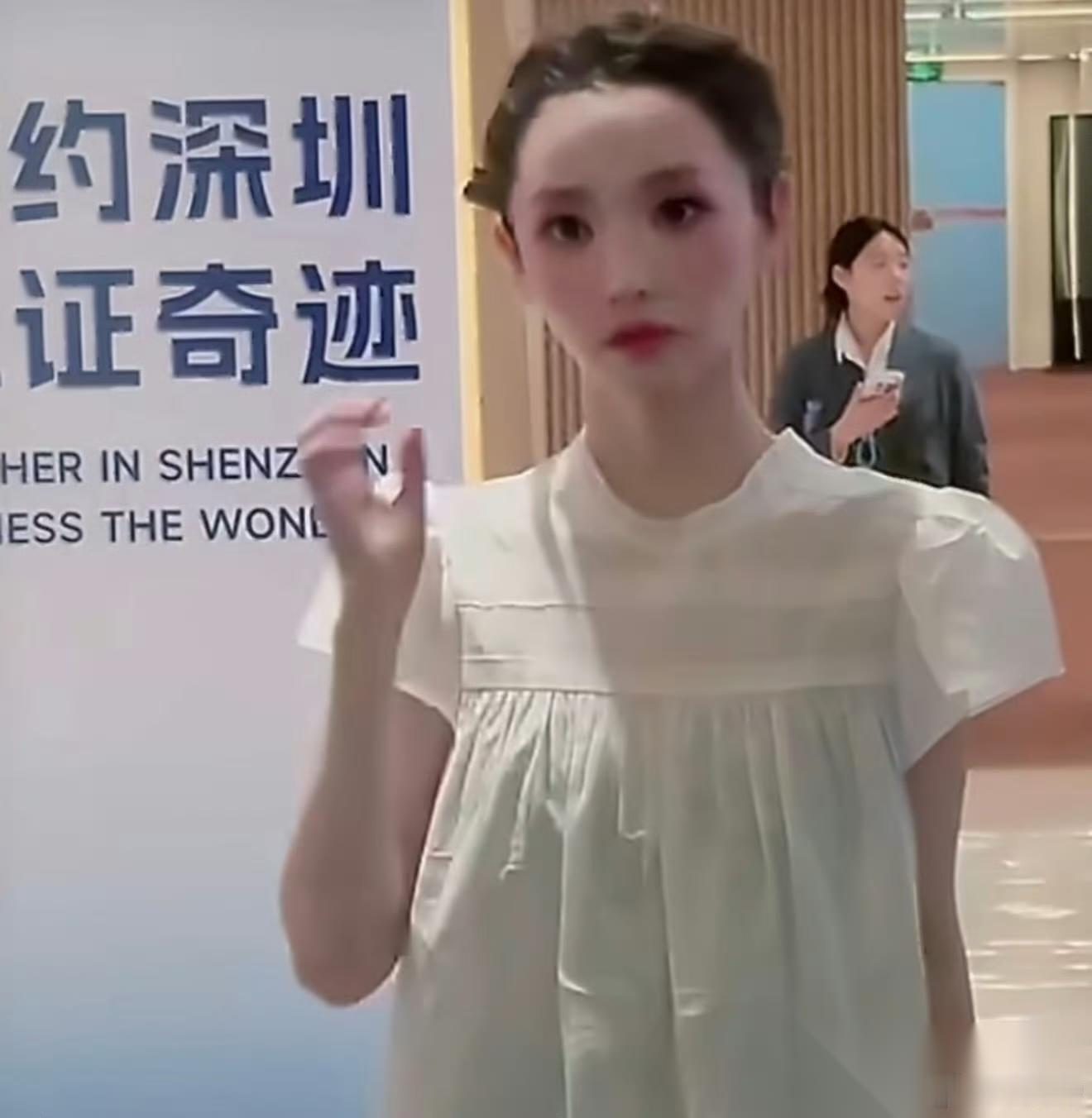 老实说，田曦薇是有点“东西”的，不是说她身材有多好，而是说她根本不吃压力。