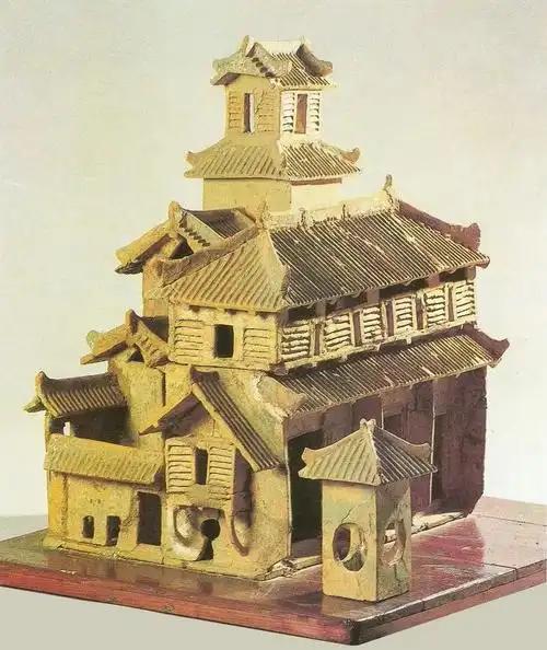 汉代建筑在通风采光设计上已形成成熟体系，依托开间布局、窗位设置与天井营造，兼顾不