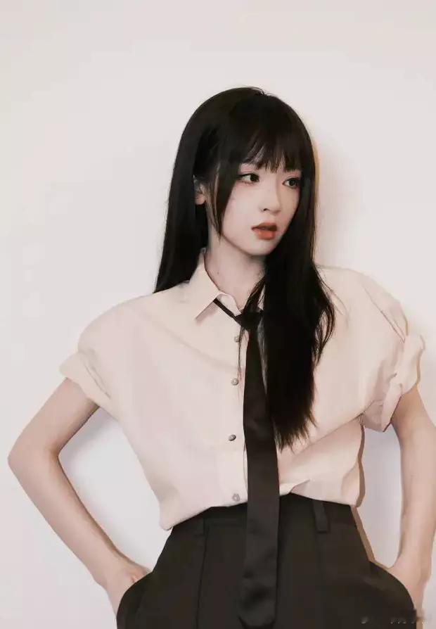 张淼怡身穿衬衫，少女感十足。​​​