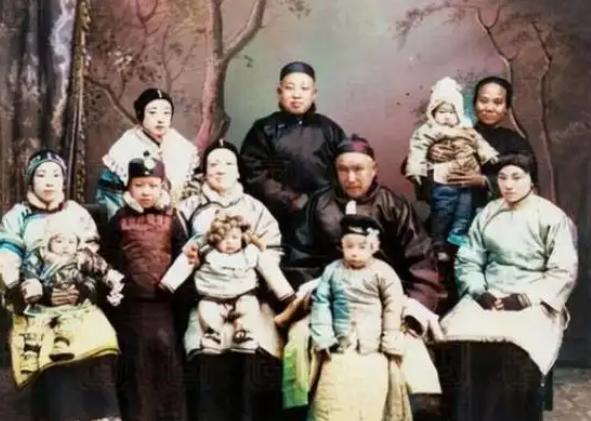 1974年，90岁的杨森迎娶了17岁的张灵凤，洞房之夜，就在杨森要行房事时，张灵