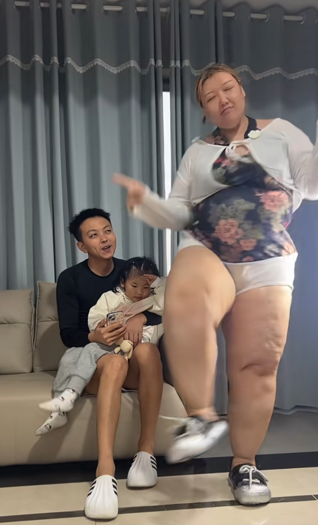 妈妈没有带闺女跳舞生气了！
