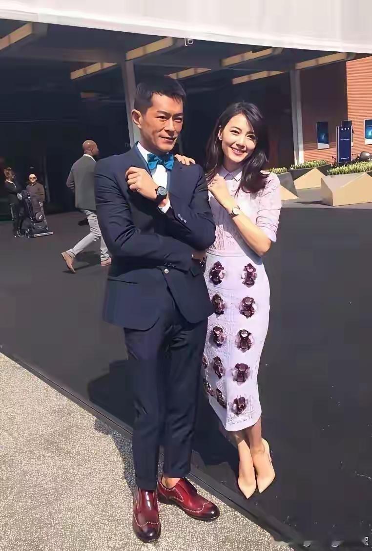 古天乐身边的美女是谁？你们认识她吗？她的身材很苗条，很漂亮，很有女人味，有气