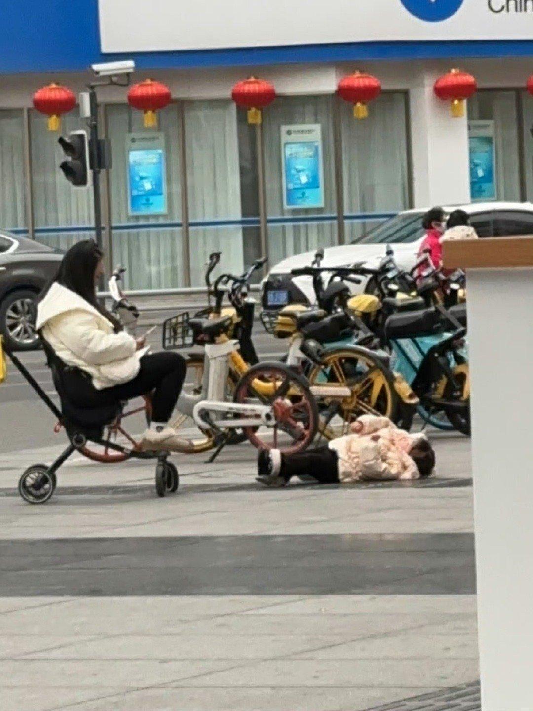 感觉我生了小孩就是这样的父母，一代人有一代人的带崽方式