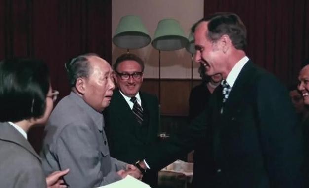 1975年，毛主席会见基辛格和老布什，在见到老布什后，主席突然把他拉到眼前，然后