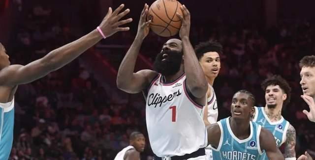 哈登地板流和技术流打法，让人们忽略了他身体天赋也是后卫里顶级的那一档