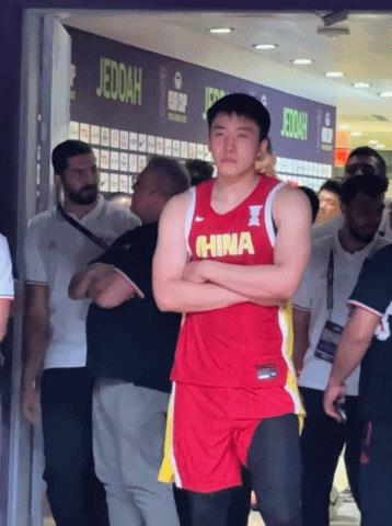 细节见人品！男篮小将王俊杰领奖前一边伤心抹泪，一边鼓掌祝贺对手，赛后更新社交媒