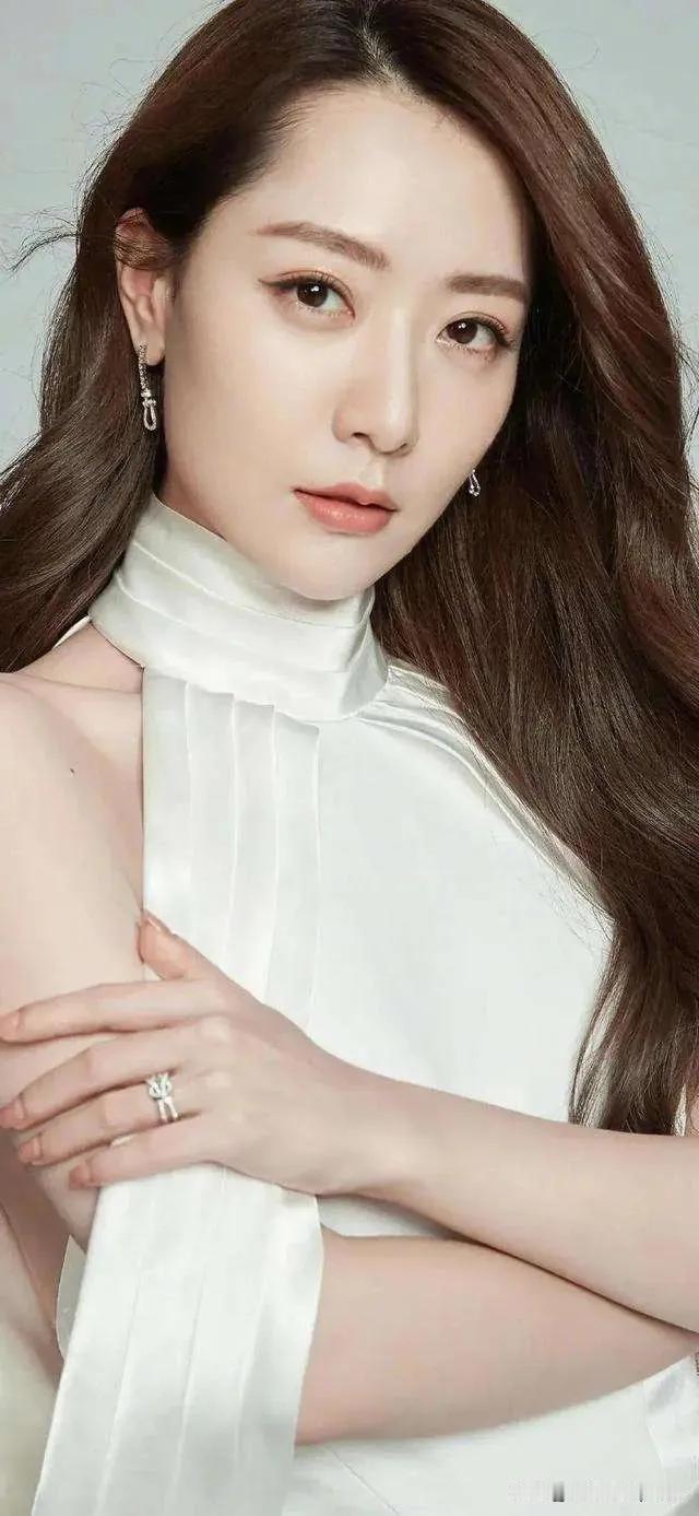 哎，说到白冰真是意难平啊！一手王炸好牌：家世好、学历亮眼、还是正统女主脸，开局