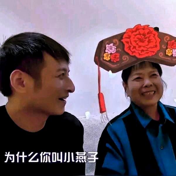 李维嘉妈妈要高兴坏了吧虽然儿子48,没老婆,没孩子,孤身一人住豪宅,但是现在工