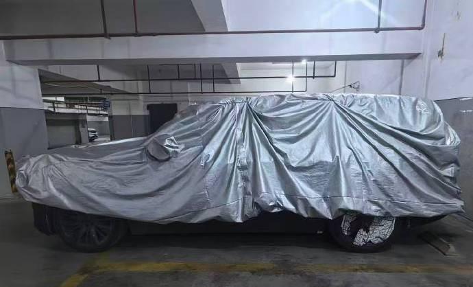 网上看到新款理想L9的内饰谍照，方向盘上那块小屏幕确实没了。我留意了一下，好几个