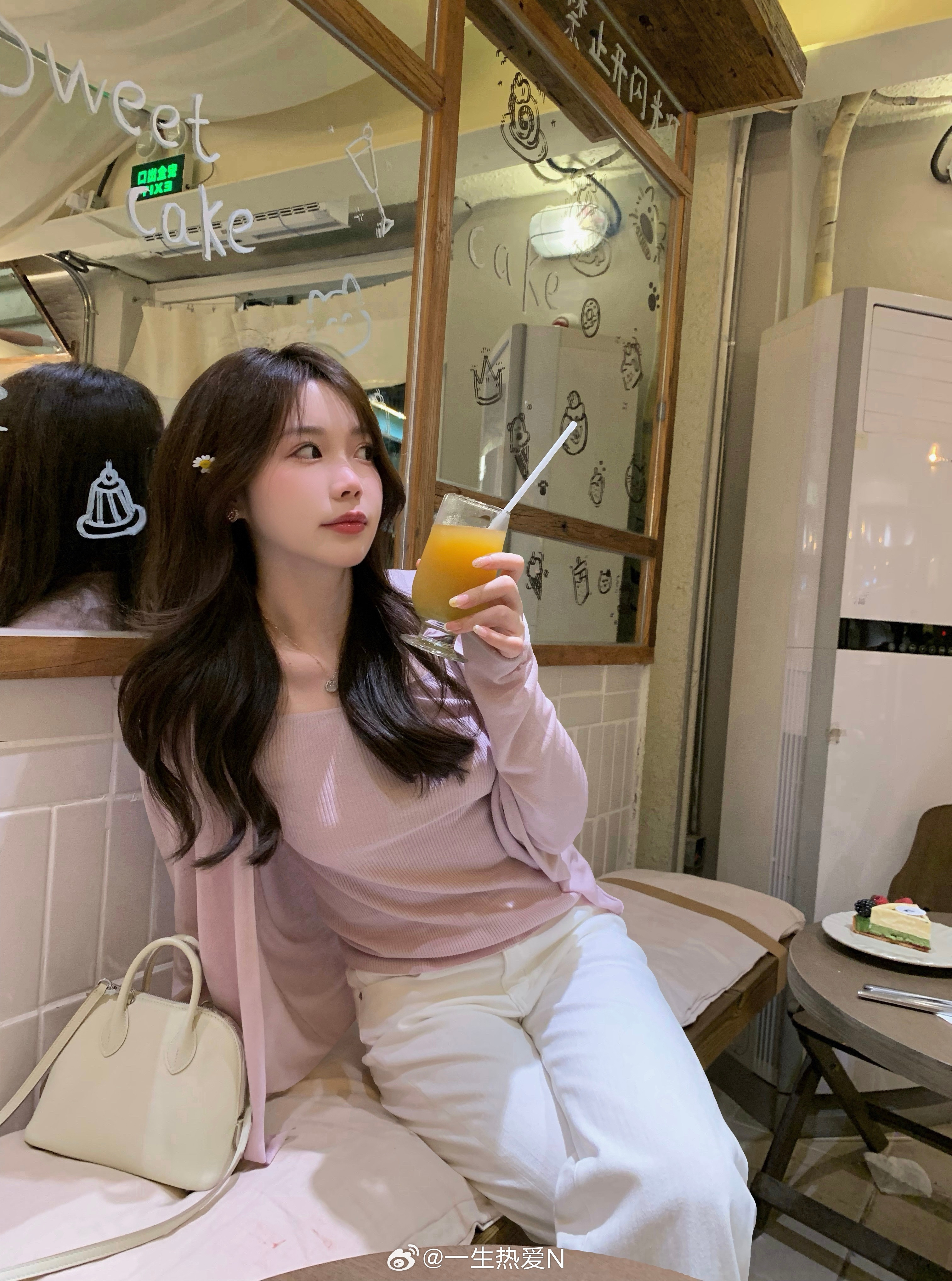 也很喜欢晚上拍照的菲📷紫紫🫧~