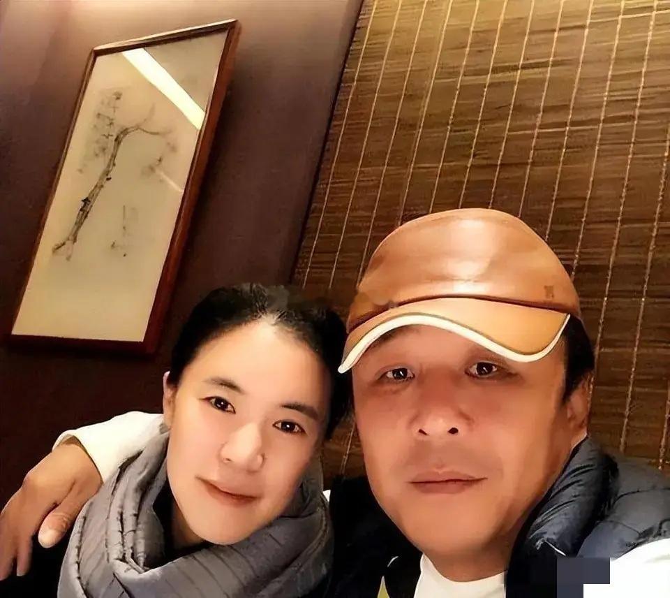 你觉得王楠和张怡宁哪个嫁的好？别再羡慕张怡宁嫁的有多好了，看看现在优雅挺拔的她和