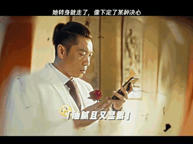 白色西服真不是一般人能驾驭的，换一身全黑，都比这个效果好，起码她会打个招呼接了个